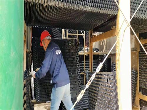 封閉式冷卻塔怎么采取節能措施？